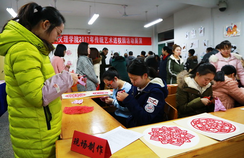 色彩絢麗、喜氣洋洋的活動(dòng)現(xiàn)場(chǎng)