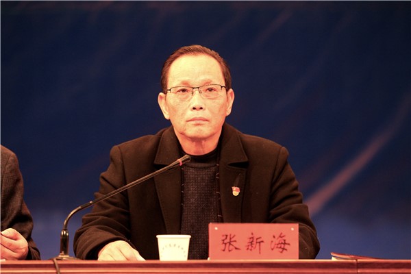 副校長、工會主席張新海宣讀表彰文件