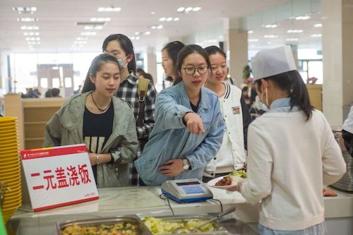 2元蓋澆飯后勤服務(wù)團隊：飄香十余載，暖心不漲價