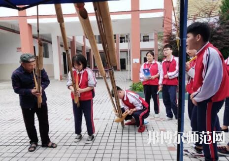 學(xué)費(fèi)對(duì)于家長們來說，會(huì)在了解學(xué)校之前自己確定好學(xué)費(fèi)的范圍，這樣就以這個(gè)目標(biāo)來衡量學(xué)校，但是有的家長其實(shí)是更關(guān)心學(xué)校的安全這些，很擔(dān)心學(xué)生在學(xué)校沒有安全保障，所以小編就準(zhǔn)備了臺(tái)江幼兒師范中等職業(yè)學(xué)校收費(fèi)情況，供與參考。 臺(tái)江幼兒師范中等職業(yè)學(xué)校收費(fèi)標(biāo)準(zhǔn) 住宿費(fèi)500元/學(xué)年、書本費(fèi)400元/學(xué)年,合計(jì)繳費(fèi)900元。 建檔立卡戶享受“三免兩補(bǔ)”(免學(xué)費(fèi)、免(補(bǔ))住宿費(fèi)、免(補(bǔ))書費(fèi)，國家助學(xué)金、專項(xiàng)助學(xué)金) 臺(tái)江幼兒師范中等職業(yè)學(xué)校開展7月主題黨日系列活動(dòng) 1921.7 ~ 2019.7 篳路藍(lán)縷，砥礪前行 初心不忘，邁向復(fù)興 98年，對(duì)于一個(gè)人，也許很漫長; 對(duì)于一個(gè)國家，彈指一揮間; 對(duì)于一個(gè)政黨，恰是風(fēng)華正茂! 今年，黨的98歲生日， 我們熱烈慶祝中國共產(chǎn)黨98周年快樂! 6月10日晚,我校第一屆校園“十佳歌手”比賽暨歌唱祖國獻(xiàn)禮70周年決賽在演播廳拉開序幕。 來自學(xué)校不同專業(yè)的19位同學(xué)引吭高歌，歌唱祖國。比賽期間高潮迭起，精彩紛呈。選手們?cè)谖枧_(tái)上活力四射，盡顯職校學(xué)生魅力。 近一個(gè)半小時(shí)的角逐，“十佳歌手”終于誕生。張帆校長、金海清副校長親自為獲獎(jiǎng)學(xué)生頒發(fā)榮譽(yù)證書。頒獎(jiǎng)結(jié)束后，全體同學(xué)用一曲《我和我的祖國》獻(xiàn)禮祖國70周年，唱出對(duì)黨和祖國的熱愛。 6月24日，我校黨支部書記、校長張帆，黨支部副書記趙明珠走訪慰問貧困學(xué)生姜發(fā)才，張帆校長仔細(xì)詢問姜發(fā)才在杭州的學(xué)習(xí)和生活情況，希望姜發(fā)才在杭州繼續(xù)努力學(xué)習(xí)，認(rèn)真做好即將開展的頂崗實(shí)習(xí)工作，學(xué)好技能走出大山，通過自己的努力改變自己和家庭的命運(yùn)，最后，張帆校長代表臺(tái)江職校黨支部及全體師生將6000元愛心捐款交到了姜發(fā)才伯母手中。 6月28日，我校黨支部書記、校長張帆，黨支部副書記趙明珠走慰問貧困學(xué)生姜非明、姜非林(兩人為雙胞胎，孤兒)。張帆校長親自為兩位同學(xué)送去新衣服，并詳細(xì)了解學(xué)生的家庭情況，與其監(jiān)護(hù)人進(jìn)行溝通和交流，將一千多元資助金交到學(xué)生監(jiān)護(hù)人手中，以增強(qiáng)其克服困難的信心。 6月28日，臺(tái)江職校黨支部圍繞脫貧攻堅(jiān)工作，開展走訪慰問，送溫暖、送服務(wù)活動(dòng)，幫助特困黨員、老黨員等解決工作中的實(shí)際困難和生活問題，走訪慰問幫扶村、看望我校脫貧攻堅(jiān)駐村干部，為南省村村委送去兩箱辦公室打印用紙，為南省村貧困黨員、臺(tái)江職校困難黨員、老黨員送去食用油、大米等慰問品。 張帆校長致辭，回顧黨支部工作并對(duì)奮斗在各工作崗位上的黨員表示感謝，同時(shí)向全體黨員提出要求， 他表示，全體黨員要把加強(qiáng)黨的思想理論建設(shè)放在第一位，要加強(qiáng)黨性修養(yǎng)，不斷提高自身素質(zhì)，要加強(qiáng)作風(fēng)建設(shè)，提高教育教學(xué)質(zhì)量。 “我志愿加入中國共產(chǎn)黨，擁護(hù)黨的綱領(lǐng)，遵守黨的章程……隨時(shí)準(zhǔn)備為黨和人民犧牲一切，永不叛黨!”7月1日，臺(tái)江職校全體黨員干部在退休黨員歐德耀同志帶領(lǐng)下，面對(duì)莊嚴(yán)的黨旗，整齊列隊(duì)，重溫入黨誓詞。 黨支部副書記趙明珠組織全體黨員學(xué)習(xí)習(xí)近平總書記在學(xué)校思想政治理論課教師座談會(huì)上的重要講話精神。 熊金江副校長宣讀《臺(tái)江職校關(guān)于“七一”表彰優(yōu)秀黨員、黨齡“逢十”黨員的決定》。 張帆校長為優(yōu)秀黨員、黨齡“逢十”黨員頒發(fā)榮譽(yù)證書 系列活動(dòng)在雄壯的《國際歌》中落下帷幕，歌聲鏗鏘有力，革命精神代代傳遞，美好的生活共同憧憬。 九十八年，崢嶸歲月， 九十八年，輝煌歷程。 今天的我們揮舞著前輩們的偉大旗幟 ,追隨著那從未熄滅的明燈,沖鋒陷陣,高揚(yáng)風(fēng)帆,向著那彼岸,向著那未來更加執(zhí)著而勇敢地前進(jìn), 前進(jìn) ,前進(jìn)! 不是所有的中專學(xué)校都會(huì)根據(jù)分?jǐn)?shù)來錄取的，有的學(xué)校錄取是根據(jù)專業(yè)的招生要求面試錄取學(xué)生。其實(shí)現(xiàn)在學(xué)生想要升學(xué)有很多的通道，只是在家長和學(xué)生的觀念里，只有通過了高考或者中考是最好的，但是現(xiàn)在利用專業(yè)課程同樣也是能升學(xué)的。 家長在了解學(xué)校的學(xué)費(fèi)時(shí)也是要注意學(xué)校的學(xué)費(fèi)中間是穿插了各種的助學(xué)政策、減免政策、免學(xué)費(fèi)政策還有學(xué)校的獎(jiǎng)學(xué)金政策，家長們把這些了解清楚了就可以幫助自己前進(jìn)一部分的學(xué)費(fèi)。