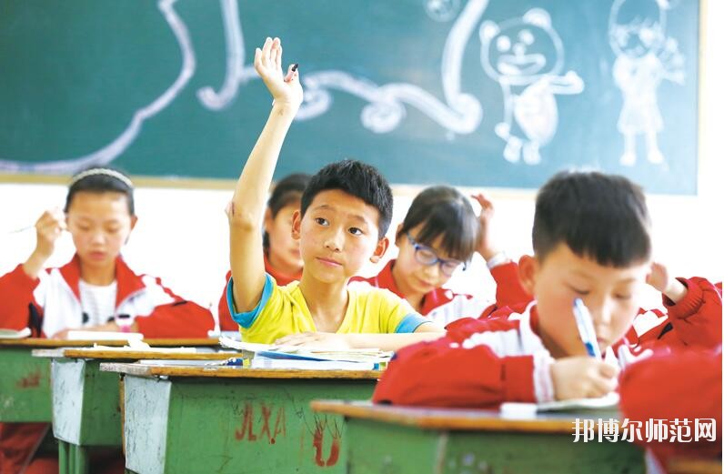 其實這個問題要看你怎么去想。對于文化成績優(yōu)秀的學(xué)生來說，上幼師學(xué)?？隙ň筒恢档昧?而文化成績不是很理想的學(xué)生來說，上幼師學(xué)校就是一個不錯的機(jī)會。所以學(xué)生怎么選擇學(xué)校，就要看學(xué)生自己的情況了，畢竟每一個人的情況都是不一樣的。幼師學(xué)校主要是以專業(yè)知識以及技能為主的學(xué)校，為學(xué)生提供學(xué)習(xí)的平臺。  六盤水民族職業(yè)技術(shù)幼兒師范學(xué)校 六盤水市民族職業(yè)技術(shù)學(xué)校(簡稱“六盤水民族職業(yè)技術(shù)幼兒師范學(xué)校”)的前身始建于1986年，并于1990年與六盤水市民族學(xué)校合并。93年更名為六盤水市民族職業(yè)技術(shù)學(xué)校。20多年的辦學(xué)實踐中，取得了不少成就，得到社會的認(rèn)可。  但普通教育與職業(yè)教育合并辦學(xué)的許多弊端在日積月累中不斷的突現(xiàn)。2009年市委、市政府及市教育局等相關(guān)單位經(jīng)過反復(fù)調(diào)研，多方論證，決定在原商財校校址(八一路50號，軍分區(qū)往上150米)新籌建六盤水民族職業(yè)技術(shù)學(xué)校，使之成為一所獨立的國家級重點職業(yè)學(xué)校，并于2009年秋季招生辦學(xué)。  辦學(xué)規(guī)模  學(xué)校占地面積45356平方米，校園建筑面積17260平方米，現(xiàn)有兩幢教學(xué)樓，共34個教室。一幢大連市政府援建的圖書樓、一幢辦公樓、一幢學(xué)生宿舍、兩個學(xué)生食堂、一個340米跑道足球場、1個珍珠球場、兩個蹴球場和4個籃球場。  獲得榮譽(yù)  1997年被評為貴州省重點職業(yè)高中，1999年被評為國家級重點職業(yè)高中，2004年7月通過國家級重點職業(yè)高中評估專家復(fù)評。是貴州省現(xiàn)代教育技術(shù)實驗學(xué)校;貴州省少數(shù)民族傳統(tǒng)體育項目訓(xùn)練基地。全國計算機(jī)等級考試點及培訓(xùn)點、貴州省國家第64職業(yè)技能鑒定所、計算機(jī)高新技術(shù)考試站、貴州省公務(wù)員計算機(jī)應(yīng)用中級培訓(xùn)點、六盤水市財政局會計從業(yè)資格考前培訓(xùn)點及會計技術(shù)教育培訓(xùn)點，勞動與社會保障局下崗職工再就業(yè)培訓(xùn)點，貴州省公務(wù)員電子政務(wù)培訓(xùn)點等。  報名條件  1、身心健康，品德良好。  2、積極向上，積極學(xué)習(xí)。  3、遵紀(jì)守法，品行端正，無不良行為，有上進(jìn)心。  報名方式  凡符合學(xué)校招生條件的學(xué)生持戶口簿、身份證、2張一寸彩色照片到學(xué)校招生就業(yè)辦公室報名。高中畢業(yè)生可在學(xué)校網(wǎng)站上報名。  注意事項  1、新生報名時帶好戶口簿或者身份證原件(或復(fù)印件)，及相關(guān)費(fèi)用到學(xué)校招生辦報名，并鑒定就業(yè)合同和優(yōu)惠入學(xué)協(xié)議。  2、報名時間：從即日起，到各專業(yè)名額報滿為止。  3、新生開校報到時請帶好戶口本、本人身份證原件，相關(guān)困難證明及交費(fèi)收據(jù)。  初中畢業(yè)生想要自己以后將來有個好的工作，就要靠自己的努力，學(xué)習(xí)一門比較熱門的專業(yè)去，認(rèn)真的學(xué)習(xí)，將來你才有一個穩(wěn)定的工作，穩(wěn)定的收入，以上是小編為同學(xué)們推薦的關(guān)于幼師學(xué)校的基本介紹，希望對同學(xué)們有所幫助，欲知更多學(xué)校詳情，請關(guān)注邦博爾幼師學(xué)校招生網(wǎng)。