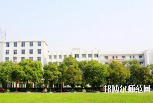 對于幼師學校的選擇，男生和女生是一樣的。現(xiàn)在大部分學校的幼師專業(yè)在進行招生的時候，其實男生和女生的招生計劃是統(tǒng)一的，學校對學生的性別并沒有要求。所以，小伙伴們選擇幼師學校的重點不應(yīng)該是這所學校適合男生還是適合女生，而是這所學校本身的辦學條件好不好，以及學校的優(yōu)勢以及劣勢有哪些等等。接下來，對南昌理工職業(yè)中等專業(yè)學校感興趣的小伙伴們可以一起來看一看這所學校的具體情況。  南昌理工職業(yè)中等專業(yè)學校辦學理念 學校以“辦學校，不開學店，造福炎黃子孫!”為宗旨，遵循黨的教育方針，倡導(dǎo)“誠實、博愛、勤奮、自強”的校訓(xùn)，按照“理論夠用，注重實踐”的原則，為社會經(jīng)濟建設(shè)培養(yǎng)“一專多能”的應(yīng)用型人才。畢業(yè)生深受用人單位的歡迎。 例如推薦在“啟悅電子廠”工作的同學進廠第九天，就對8086高壓擊穿儀進行技術(shù)改造，降低了勞動強度，提高了生產(chǎn)效率。該廠董事長吳德和先生專程由臺北趕來我?？疾欤敿春灦藦S校合作協(xié)議。  接著我校又與深圳新飛通、深圳捷迪訊、上海偉創(chuàng)力、上海先進半導(dǎo)體、上海華微、杭州矢崎、蘇州生益科技、上海攜程旅行網(wǎng)等20多家公司建立了合作伙伴關(guān)系?？梢哉f：“選擇理工，就業(yè)輕松!” 學校與南昌航空大學聯(lián)合辦學，是南昌航空大學繼續(xù)教育學院教學點，依托南昌航空大學的人才、圖書、先進的教學設(shè)施，資源共享。學校有一支政治素質(zhì)高、教學和管理經(jīng)驗豐富的專兼職師資隊伍，正副教授、高級教師近半，其中不少曾獲得“最佳授課教師”的稱號。  南昌理工職業(yè)中等專業(yè)學校教學設(shè)置 學校除精湛的理論教學外，還設(shè)有圖書閱覽室、計算機中心、語音室和電工、電子、機電、機械加工、數(shù)控、酒店管理等實驗室能安排學生進行多種實驗，“邊講邊練，講練結(jié)合”，確保學生動手能力的培養(yǎng)。 學校采取多層次、開放性辦學和封閉式管理。不僅注重教育質(zhì)量，更注重道德品質(zhì)和綜合素質(zhì)教育。教育管理嚴格，始終把學校的安全工作放在首位，在2005-2010職業(yè)高校年檢中，得到市教育局有關(guān)領(lǐng)導(dǎo)的表揚，連續(xù)被評為職業(yè)教育辦學先進單位。  南昌理工職業(yè)中等專業(yè)學校報名手續(xù) 即日起可到校招生辦或當?shù)匚倚Ｕ猩c報名，或來函來電報名、網(wǎng)上報名。  本地區(qū)的應(yīng)屆初中畢業(yè)生可在就讀中學填中考志愿報名。  報到時帶好戶口本，五張一寸免冠照片和初高中畢業(yè)證書。  小編總結(jié) 南昌理工職業(yè)中等專業(yè)學校是一所按照“理論夠用，注重實踐”的原則，為社會經(jīng)濟建設(shè)培養(yǎng)“一專多能”的應(yīng)用型人才的中專學校，學校開設(shè)有幼師類的專業(yè)，對幼師行業(yè)感興趣的初中畢業(yè)生可以多加關(guān)注這所學校。接下來小伙伴們可以去到學校官網(wǎng)對學校做進一步的了解。當然，在南昌還有開設(shè)有幼師類專業(yè)的其他學校，大家也可以看看其他的學校怎么樣，做一個比較，然后選擇出最適合自己的一所。