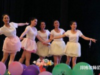 廣東2022年幼師學(xué)校中專升大?？际裁? /><b>廣東2022年幼師學(xué)校中專升大?？际裁?/b><span>2022-02-18 13:52</span><p>國(guó)家和家庭高度重視學(xué)前教師的培訓(xùn)。現(xiàn)在所有主要的幼兒園和教育機(jī)構(gòu)都在改善學(xué)前教師的待遇。幼兒教師的工資和福利待遇也很好，</p></a></li>
            <li><a href=