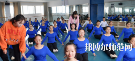 隨著社會的進步，人們的生活得到了全面的改善，開始重視自己子女的教育，對教育人才的教學水準就要求更高，使得很多學生都想要報考幼師學校。如果大家已經(jīng)做出了決定，要上幼師學校，就一定要盡早去了解學校信息。你越早了解學校，你可以選擇的學校就越多，就越能找到適合你的學校。幼師工作工作也相對輕松，不用從事體力勞動?，F(xiàn)在家長對孩子的教育非?？粗?，幼兒園也越來越正規(guī)，都需要幼師幼師從業(yè)資格證。  思南中等職業(yè)學校辦學條件 學校老校區(qū)占地面積120.6畝，新校區(qū)200畝，校園拓展空間大。校內(nèi)布局分為：教學區(qū)、實驗實訓區(qū)、產(chǎn)教結(jié)合區(qū)、生活區(qū)、行政辦公區(qū)、體育運動區(qū)、美化綠化區(qū)等。各場所均按標準設(shè)計規(guī)劃，達到國家示范校要求的學校教學、實訓、師生學習、工作、生活等方面需要的效果。  思南中等職業(yè)學校目標明確 學校培養(yǎng)目標明確，人才“出口”暢通，堅持德育為先，技能為重，全面發(fā)展與特長發(fā)展相結(jié)合。圍繞“自強篤行、厚德精技”的校訓，堅持“四自”(自信、自強、自律、自愛)、“四會”(學會做人，學會做事，學會求知，學會生活)的教育培養(yǎng)目標。  實行考與教分離，重視學生職業(yè)技能大賽，以賽促學，以賽促教;重視教師、學生下企業(yè)參與一線生產(chǎn)實踐，重視創(chuàng)建“校企聯(lián)動”、“工學結(jié)合”、“教學做一體”的人才培養(yǎng)模式，畢業(yè)生就業(yè)并能與企業(yè)接軌，與農(nóng)戶融合，人才培養(yǎng)質(zhì)量顯著提高。  銅仁碧江中等職業(yè)學校簡介 銅仁市碧江區(qū)中等職業(yè)學校創(chuàng)辦于1989年，是一所隸屬于碧江區(qū)人民政府的貴州省示范性中等職業(yè)學校。學校規(guī)劃占地面積420畝，規(guī)劃建筑面積13萬余平方米，總投資約5.8億元。教學區(qū)、生活區(qū)、運動區(qū)、綠化區(qū)布局合理，功能設(shè)施完善，環(huán)境優(yōu)美，地處銅仁市川硐教育園區(qū)桃園大道北側(cè)，毗鄰銅仁幼專、貴州健康職業(yè)學院，有著豐富的文化資源和育人氛圍。  學校自2013年搬遷至川硐教育園區(qū)以來，領(lǐng)導班子帶領(lǐng)廣大教師銳意進取，和諧奮進，確立了“發(fā)展教師、成就學生、服務(wù)社會”的辦學理念，圍繞“辦出特色、形成風格、爭創(chuàng)一流”的辦學目標，形成了“醫(yī)護為主、產(chǎn)教結(jié)合、校企合作”的辦學特色。  現(xiàn)在整體新生人口的增量將直接體現(xiàn)在幼兒園在園人數(shù)的增加，我國當前幼師行業(yè)的需求還是很大的，遠遠不足國家的計劃，所以從事幼師行業(yè)前景是很好的。幼兒園、教育機構(gòu)、培訓機構(gòu)、藝體教育行業(yè)等相關(guān)行業(yè)都需要大量新型教育人才，學生選擇了教育行業(yè)正好符合當今的教育的需求，所以對同學們來講就業(yè)前景是非常具有潛力化的。